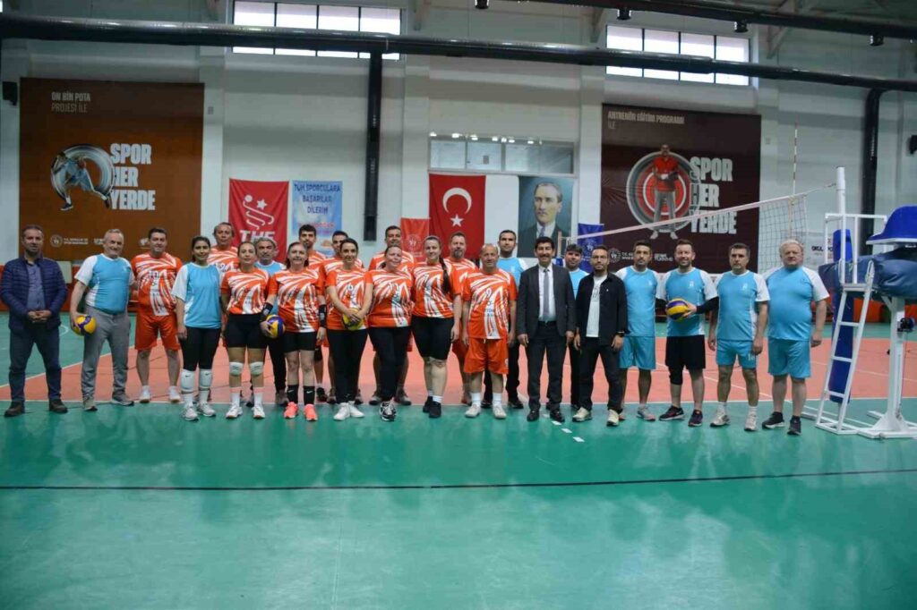 Köyceği̇zde Maari̇fi̇n Yöneti̇ci̇leri̇ Voleybol Sporunda Buluştu