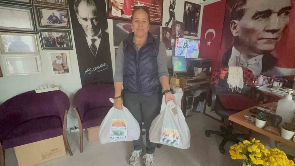 Marmari̇s Beledi̇yesi̇, Muhtarı Çi̇leden Çıkardı