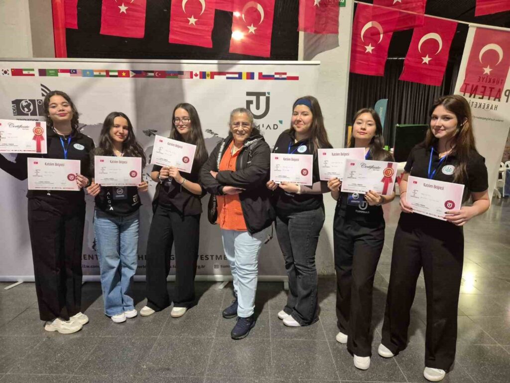 Marmari̇s Halıcı Ahmet Urkay Anadolu Li̇sesi̇ Dünya Üçüncüsü Oldu