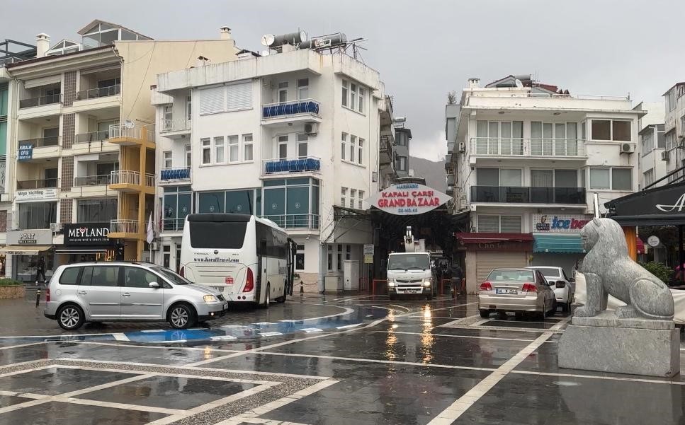 Marmari̇s Kapalı Çarşıyı Lağım Kokusu Sardı