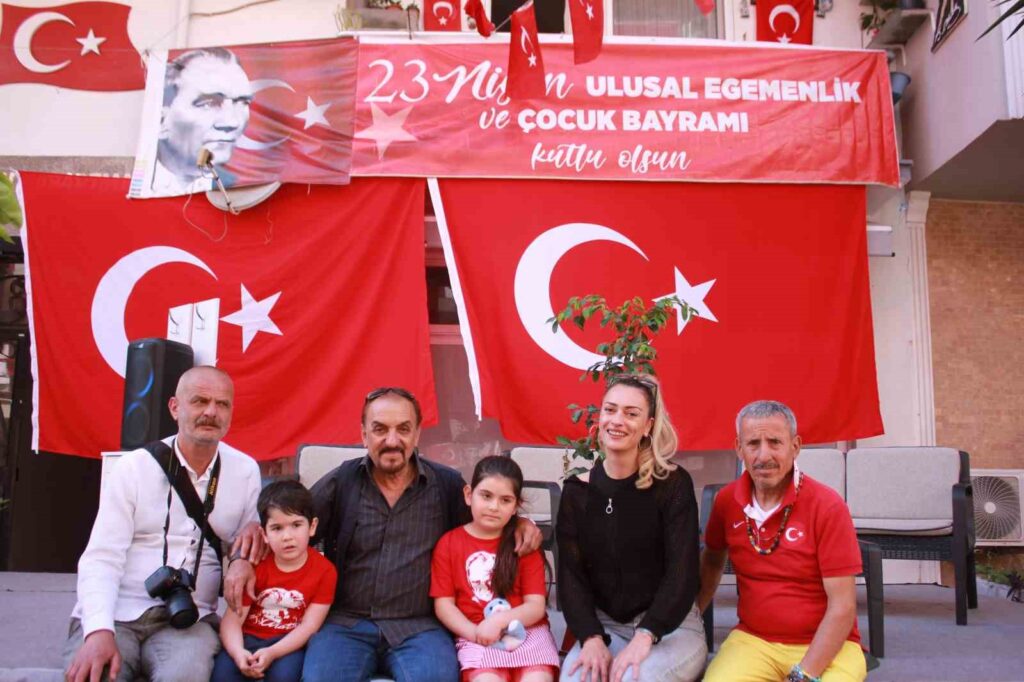 Marmari̇si̇n 23 Ni̇san Dedesi̇ Yi̇ne Sokakları Bayrakla Donattı