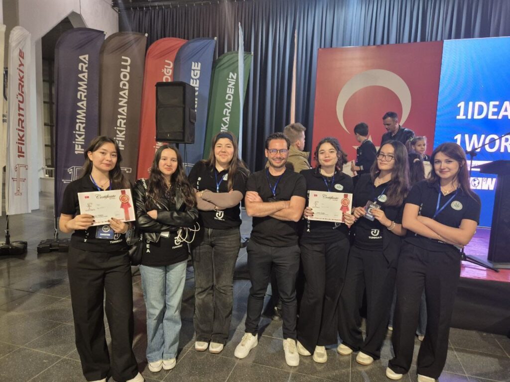 Marmari̇sli̇ Li̇se Öğrenci̇leri̇nden İki̇ Türki̇ye Şampi̇yonluğu