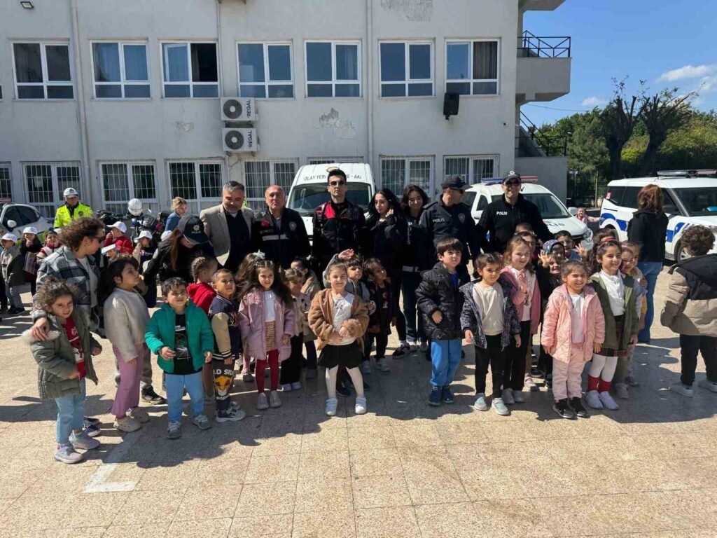 Marmari̇sli̇ Mi̇ni̇kler Poli̇slerle Bi̇r Araya Geldi̇