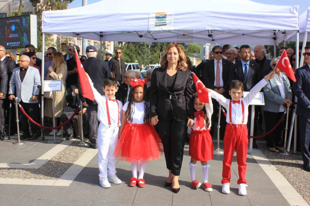 Marmari̇ste 23 Ni̇san Coşkusu Çelenk Sunma Töreni̇yle Başladı