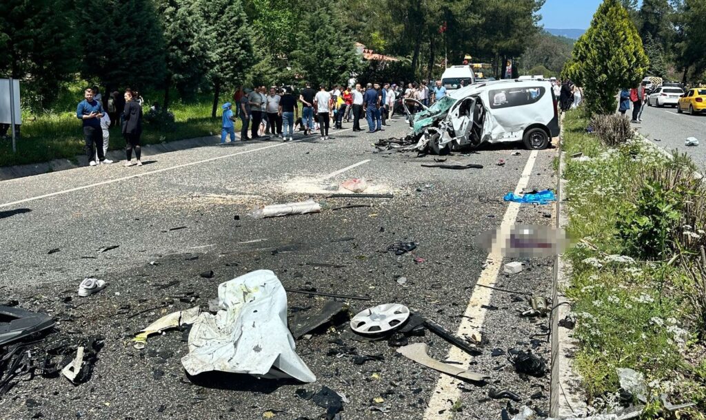 Marmari̇ste Karayolu Savaş Alanına Döndü: 1 Ölü, 4 Yaralı