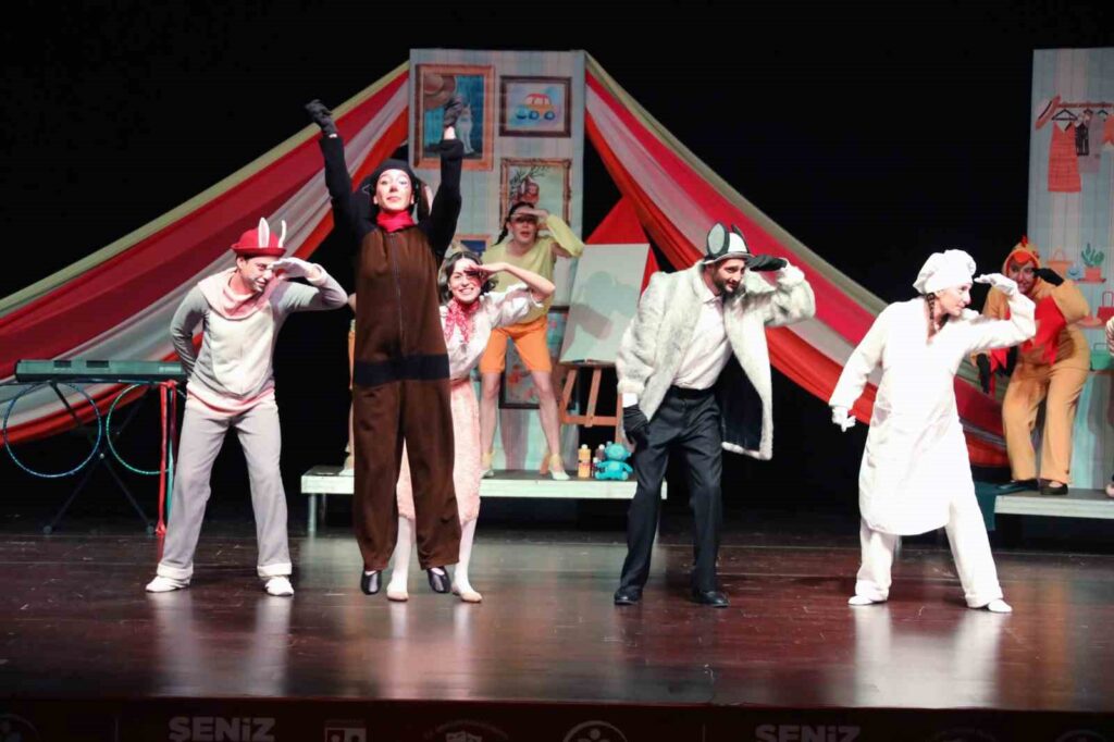 Menteşe Beledi̇ye Ti̇yatrosu Uluslararası Festi̇valde Sahne Aldı