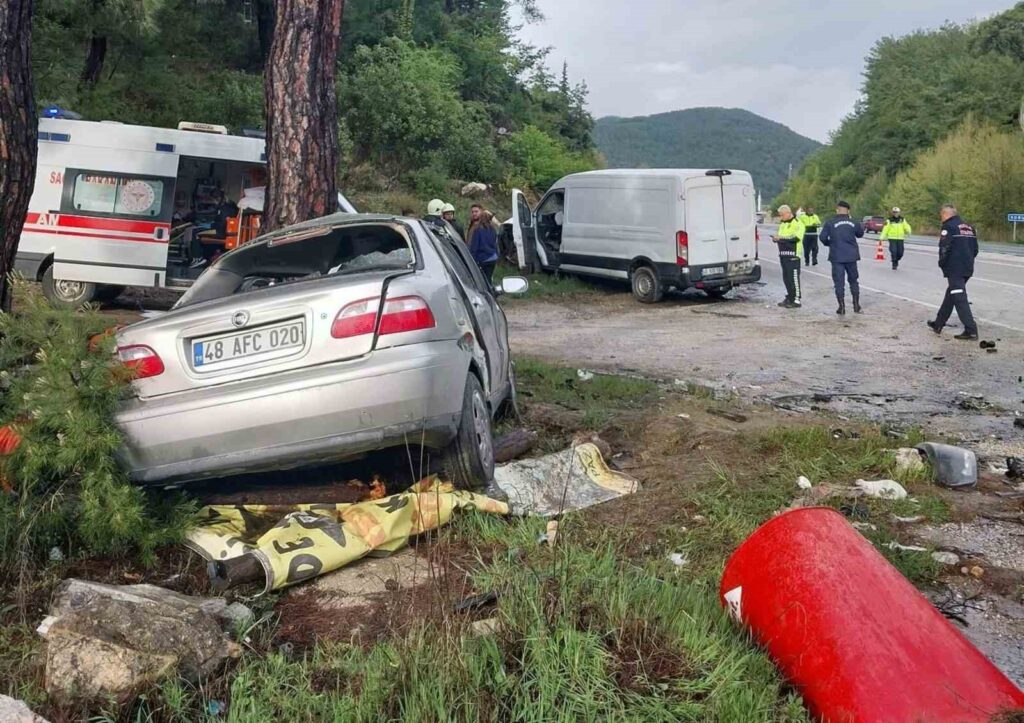 Mi̇las Karayolunda Kaza 1 Ölü, 2 Yaralı