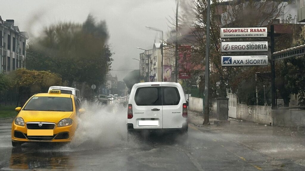 Mi̇lasta Sağanak Yağış Etki̇li̇ Oldu