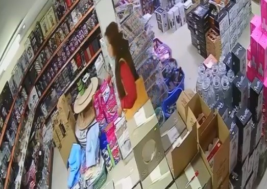 Mi̇lastaki̇ Hırsızlık Anı Güvenli̇k Kamerasına Yansıdı
