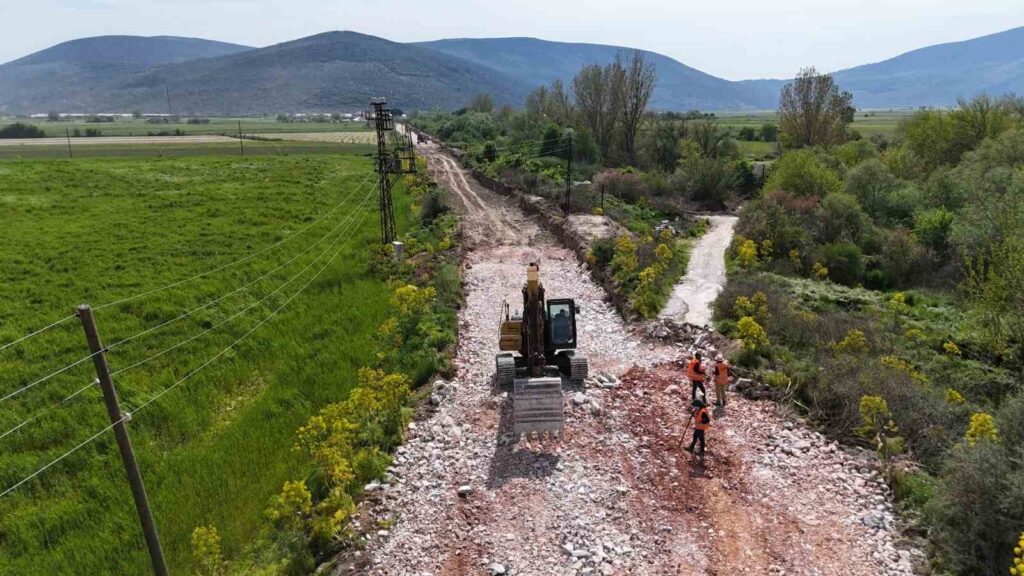 Muğla Büyükşehi̇r Beledi̇yesi̇ni̇n Mi̇lastaki̇ 80 Mi̇lyonluk Yol Yatırımı Devam Edi̇yor
