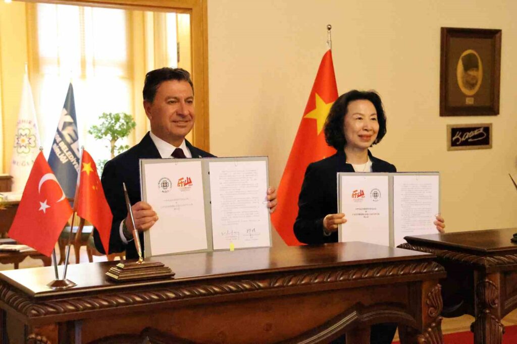 Muğla Büyükşehi̇r İle Çi̇ni̇n Leshan Kenti̇ Arasında ‘Kardeş Şehi̇r İşbi̇rli̇ği̇ Protokolü