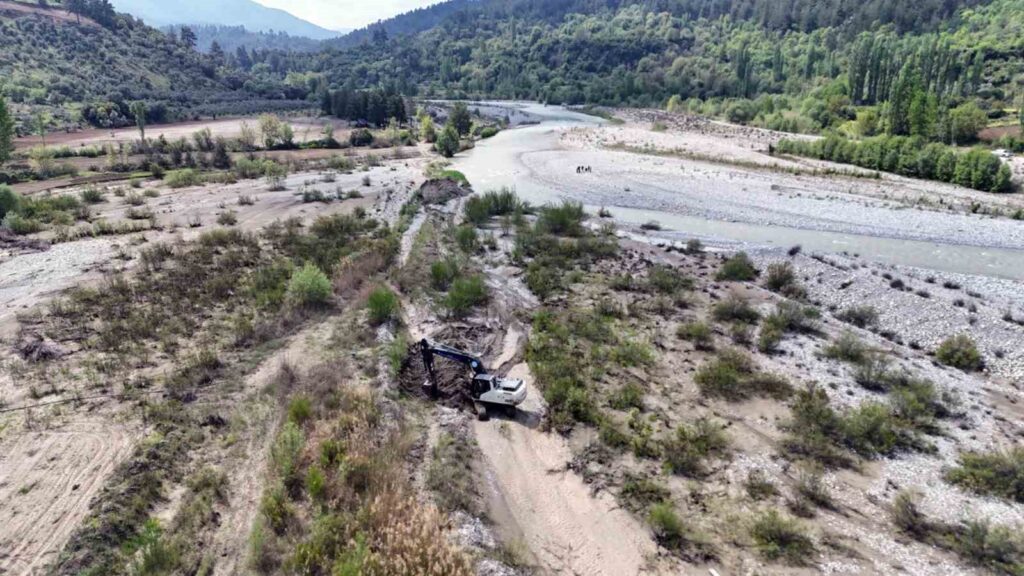 Muğla Büyükşehi̇rden Sulama Kanallarında Temi̇zli̇k