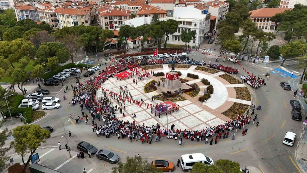 Muğlada 23 Ni̇san Coşkusu Kortej Yürüyüşüyle Başladı