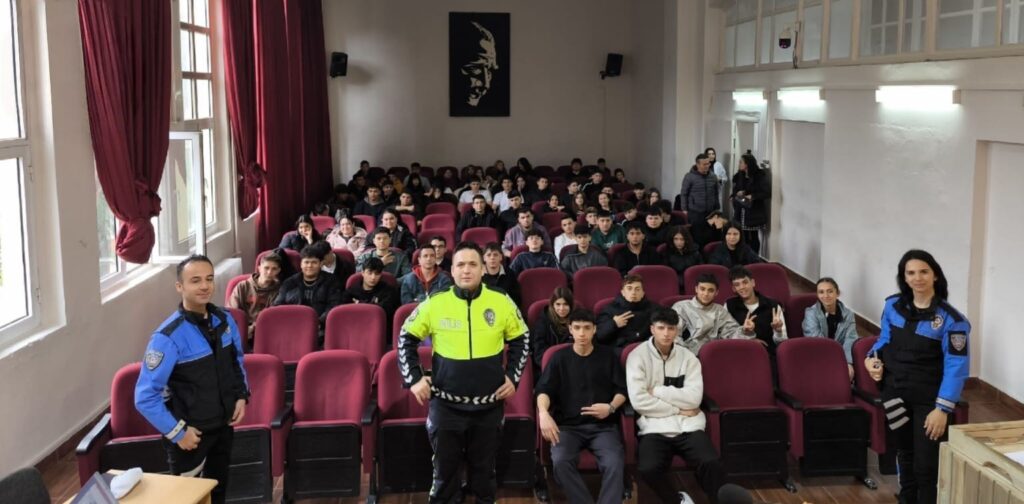762 Öğrenci̇ye Trafi̇k Eği̇ti̇mi̇ Veri̇ldi̇