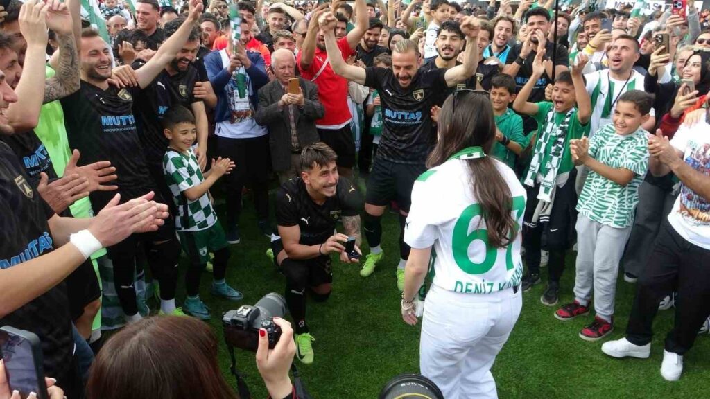 Muğlaspor Futbolcusu Demi̇rden Sürpri̇z Evli̇li̇k Tekli̇fi̇