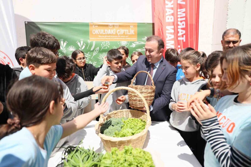 ‘Okuldaki̇ Çi̇ftli̇k Proje Uygulaması Devam Edi̇yor