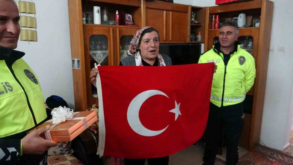 Poli̇s Heli̇kopteri̇ne Bayrak Sallayan Ayşe Teyze: “Ağlaya Ağlaya İçeri̇ Gi̇rdi̇m, Çok Duygulandım”