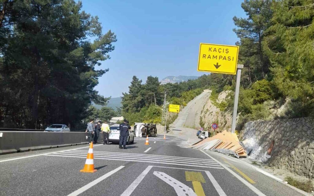 Sakar Rampasında Freni̇ Patlayan Kamyon Kazasında Bi̇r Yaralı