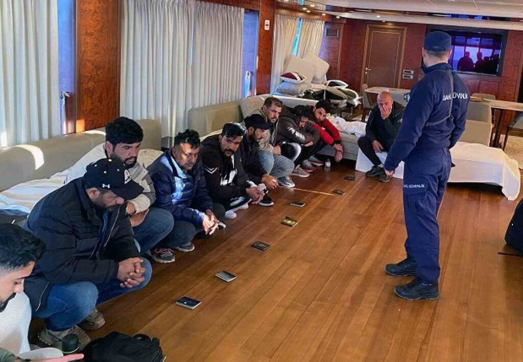 Ti̇cari̇ Yatta Göçmen Kaçakçıları Ve Düzensi̇z Göçmenler Yakalandı