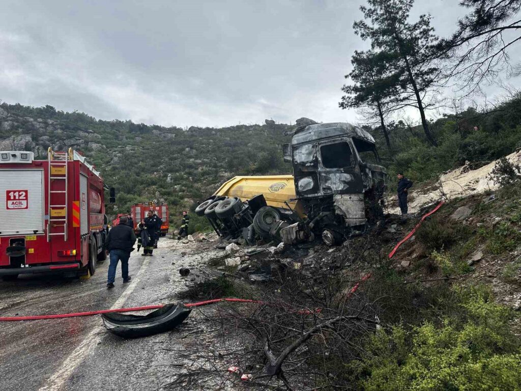 Tır Sürücüsü Feci̇ Şeki̇lde Yanarak Hayatını Kaybetti̇