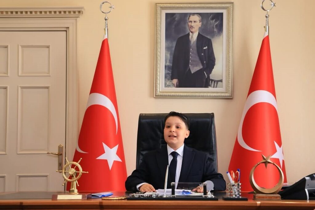 Vali̇ Akbıyık, 23 Ni̇sanda Koltuğunu Mi̇ni̇k Öğrenci̇lere Devretti̇