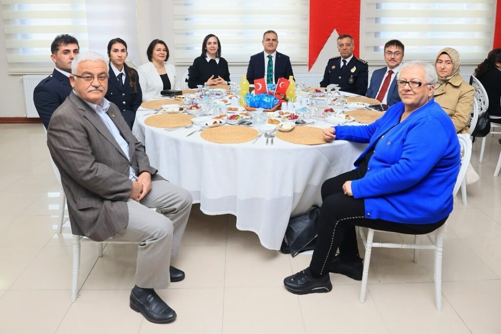 Vali̇ Akbıyık, Poli̇s Haftası Etki̇nli̇kleri̇ Kapsamında Şehi̇t Ai̇leleri̇ Ve Emni̇yet Personeli̇yle Buluştu