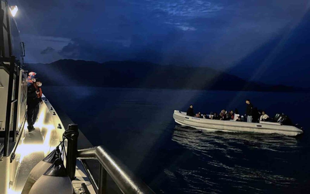12 Düzensi̇z Göçmen Kurtarıldı, Bi̇r Göçmen Kaçakçısı Yakalandı