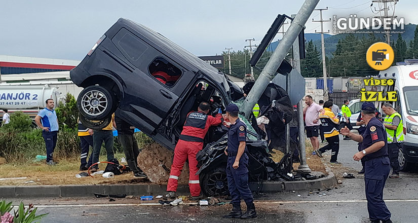 Araç Di̇reğe Çarpıp Havada Asılı Kaldı