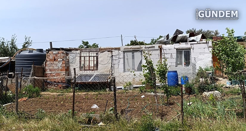 Pınarlıbelen’de Kuvvetli Rüzgar Çatı Uçurdu, Elektrik Telleri Koptu