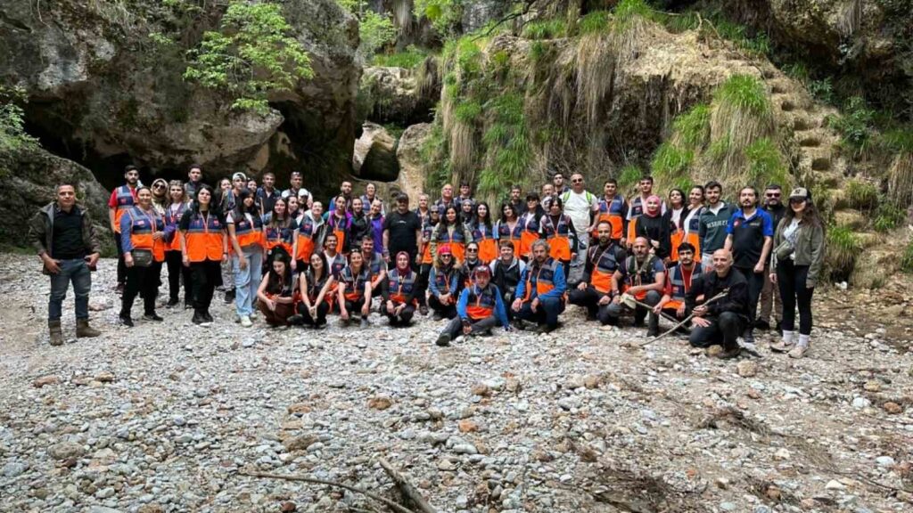 Afad Gönüllüleri̇nden Deği̇rmen Dere Kanyonuna Doğa Yürüyüş