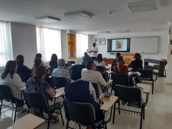 Akademi̇ Öğretmenleri̇ne, Koçman Anlatıldı