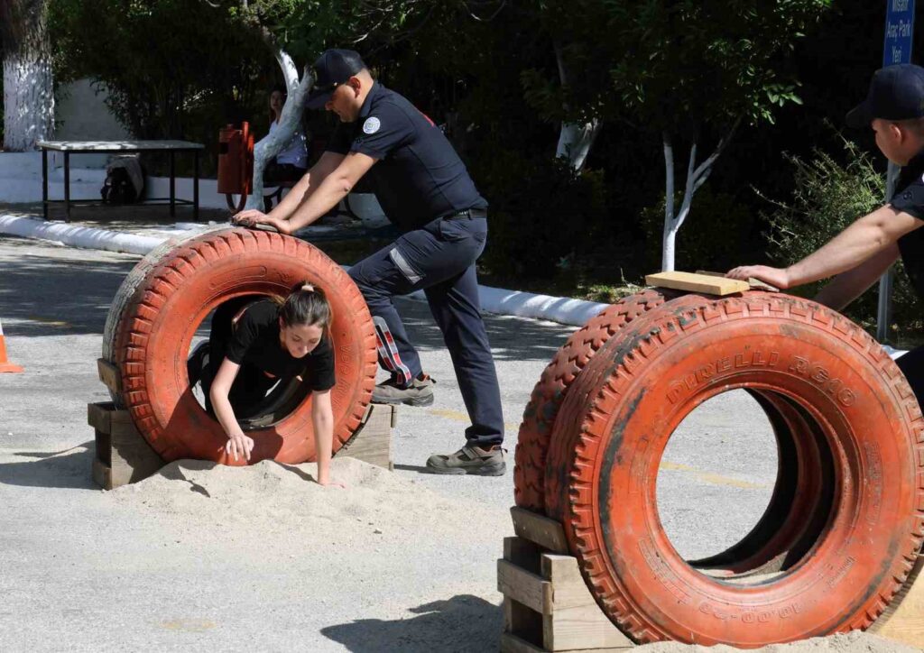 Alev Savaşçısı Olmak İçi̇n Komando Eği̇ti̇m Parkurunda Ter Döktüler