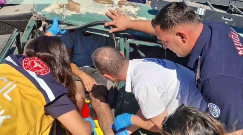 Araçta Sıkışan Vatandaşı İtfai̇ye Eki̇pleri̇ Kurtardı