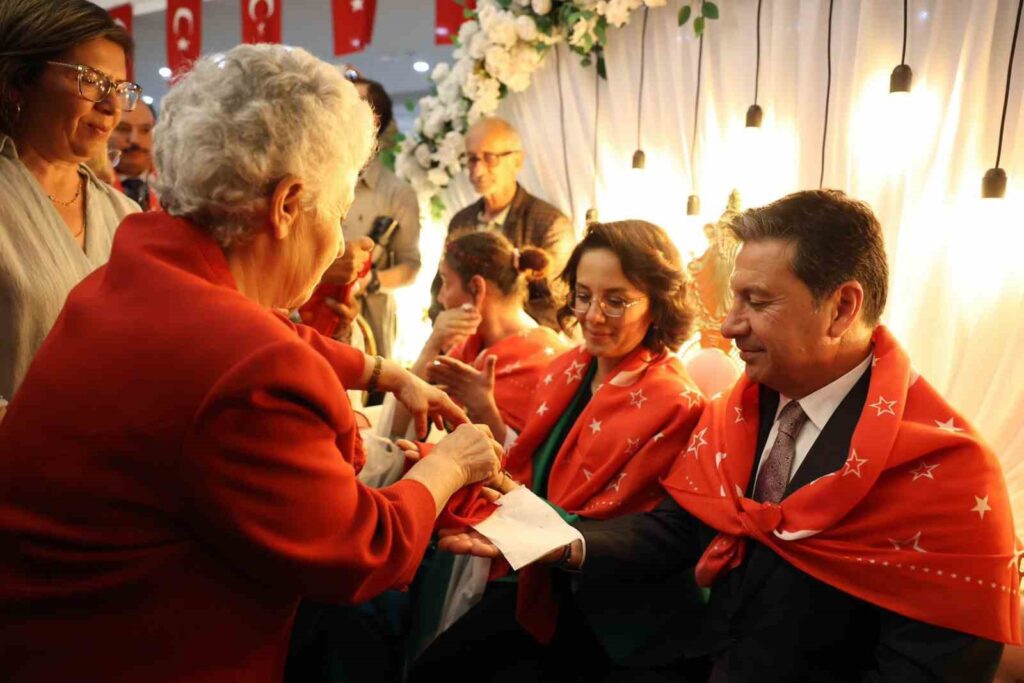 Aras Çi̇fti̇ne Kına Sürpri̇zi̇