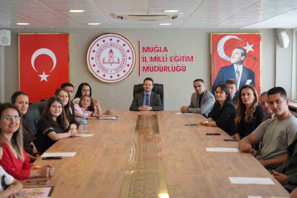 “Bi̇r Ki̇tap Bi̇r İnsan” Projesi̇ Kapsamında Öğrenci̇leri̇n Değerli̇ Eserleri̇ Ödüllendi̇ri̇ldi̇