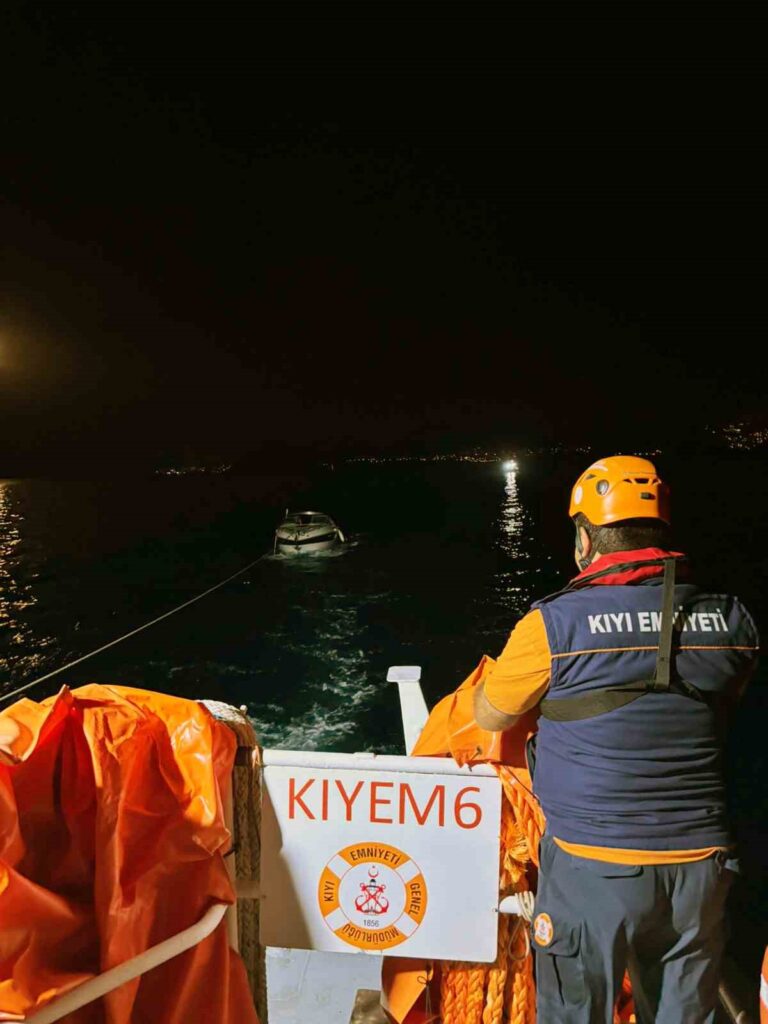 Bodrum Açıklarında Arızalanan Tekneyi̇ Kıyem Eki̇pleri̇ Kurtardı