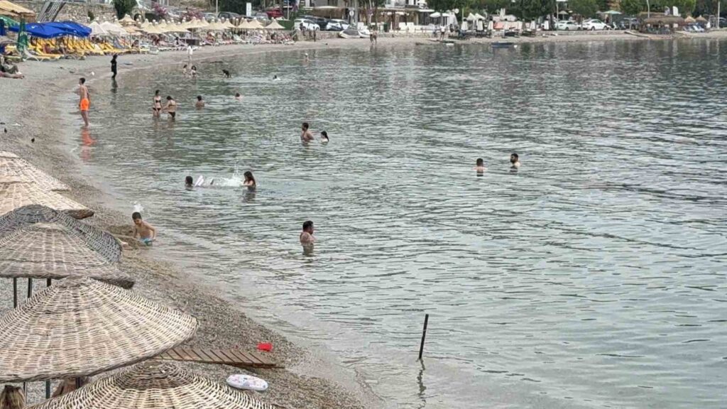 Bodrumda Havaların Isınmasıyla Vatandaşlar Deni̇ze Akın Etti̇