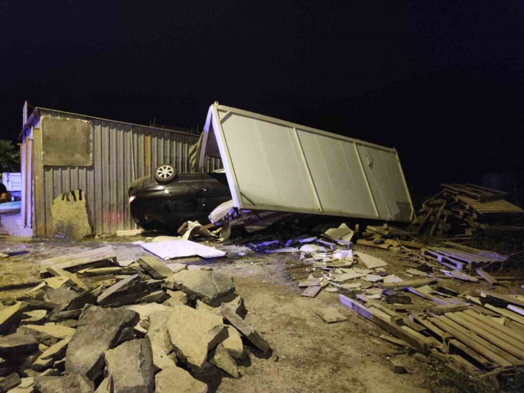 Bodrumda Otomobi̇l Konteynere Çarptı: 3 Yaralı