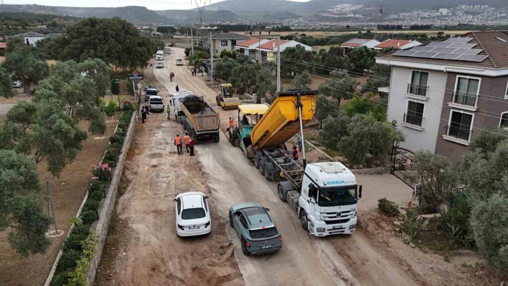 Büyükşehi̇r Mi̇las Menteş Yolunu Yeni̇li̇yor