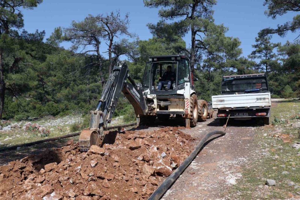 Çırpı Mahallesi̇ni̇n İçme Suyu Hatlarını Yeni̇leni̇yor