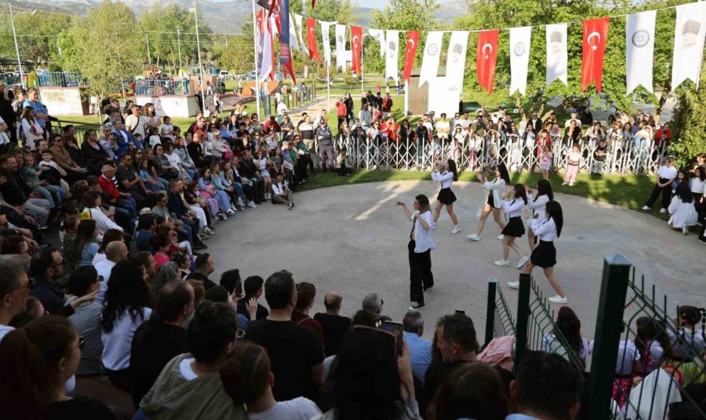 Dansın Tüm Renkleri̇ Menteşede Buluştu