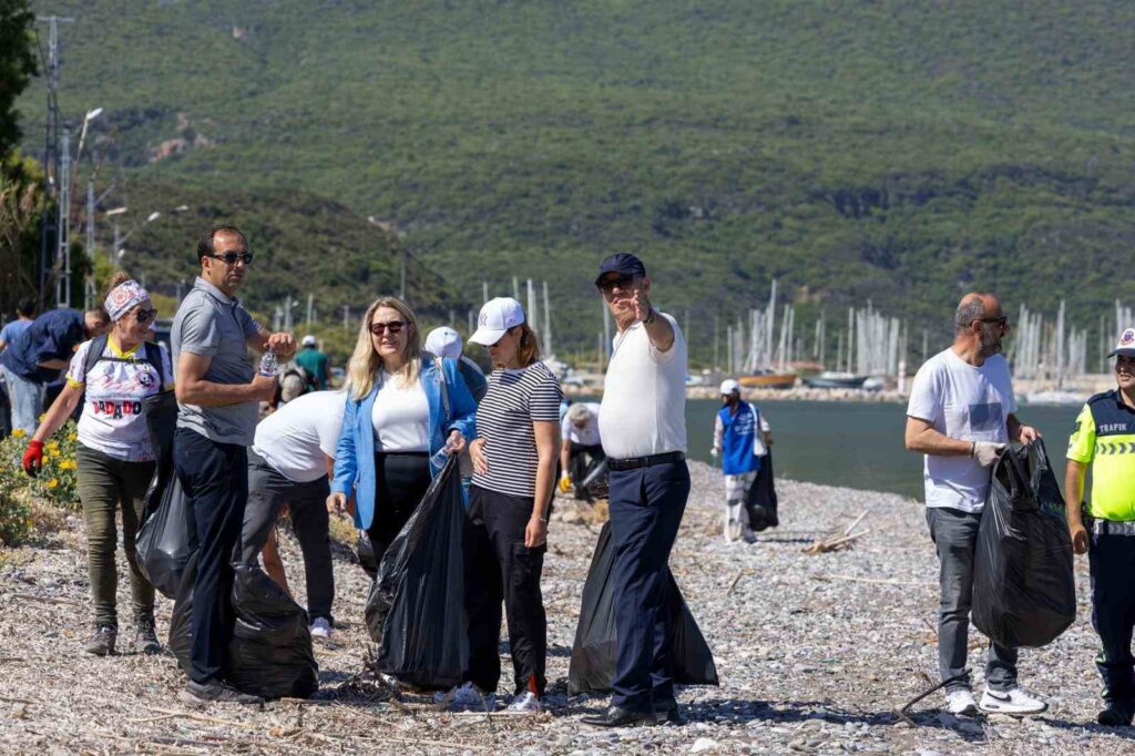 Datçada Gönüllüler Çevre Temi̇zli̇ği̇ Yaptı, 2 Ton Çöp Toplandı