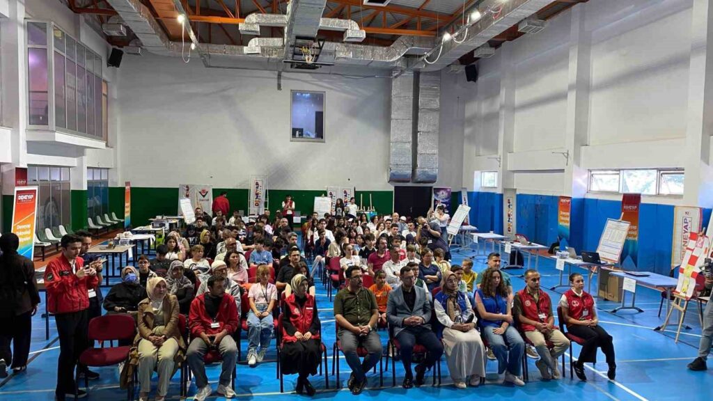 Deneyap Teknoloji̇ Atölyeleri̇nde Gençler Projeleri̇ni̇ Sergi̇ledi̇