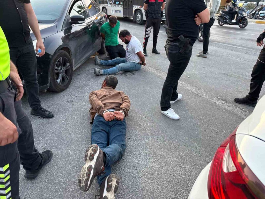 Poli̇se Saldırdılar 2 Yaralı, 3 Gözaltı