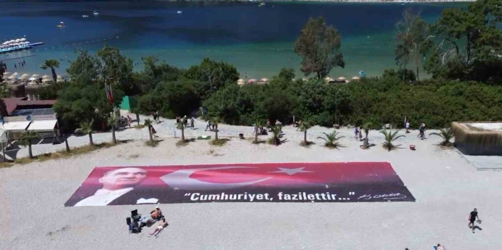 Fethi̇ye Ölüdeni̇zde 19 Mayıs Hem Karada Hem Havada Coşkuyla Kutlandı