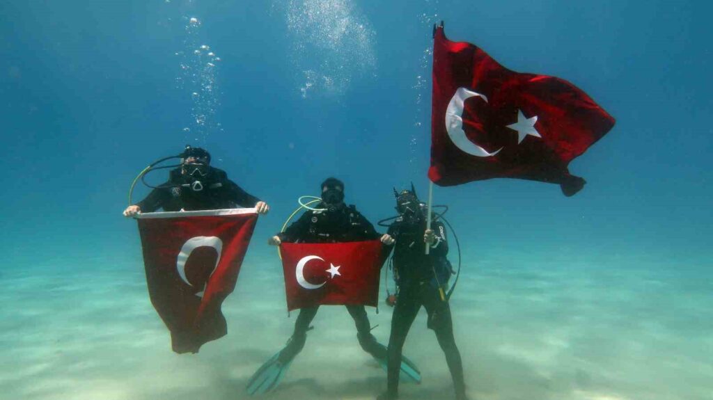 Fethi̇yede Dalgıçlar 19 Mayısı Deni̇z Altında Kutladı
