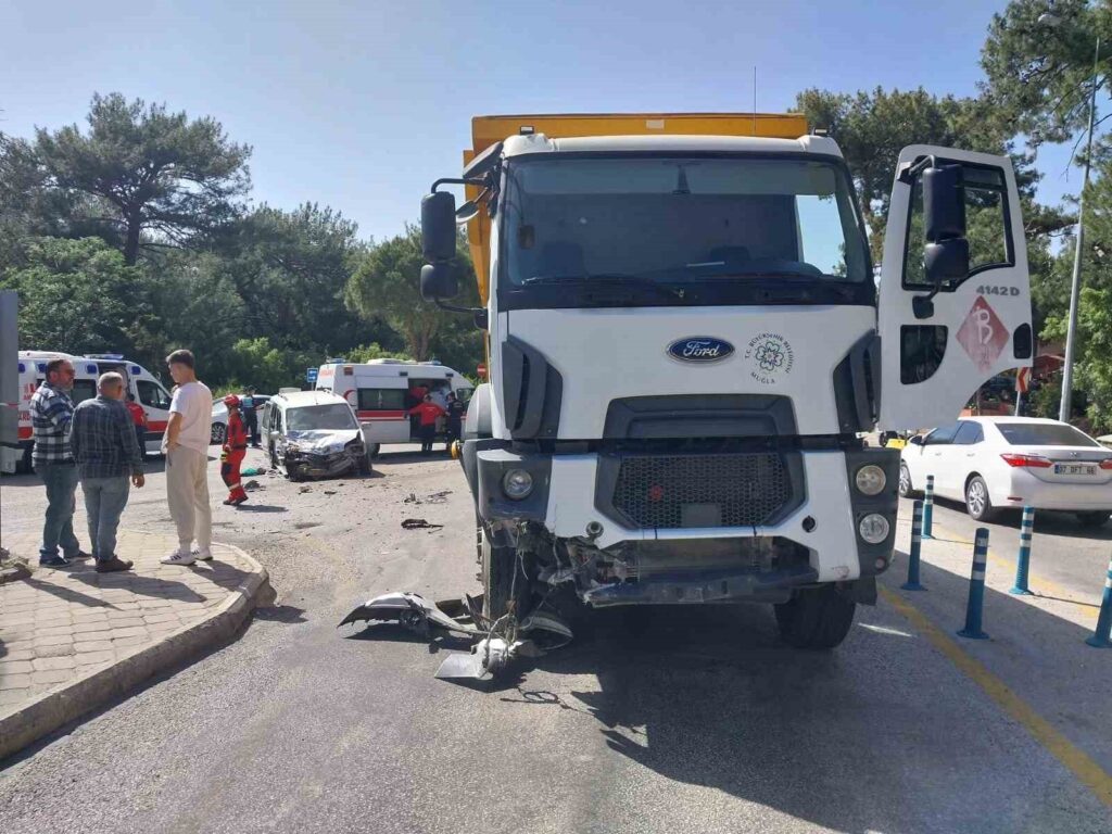 Fethi̇yede Kamyonet İle Kamyon Çarpıştı; 2 Yaralı