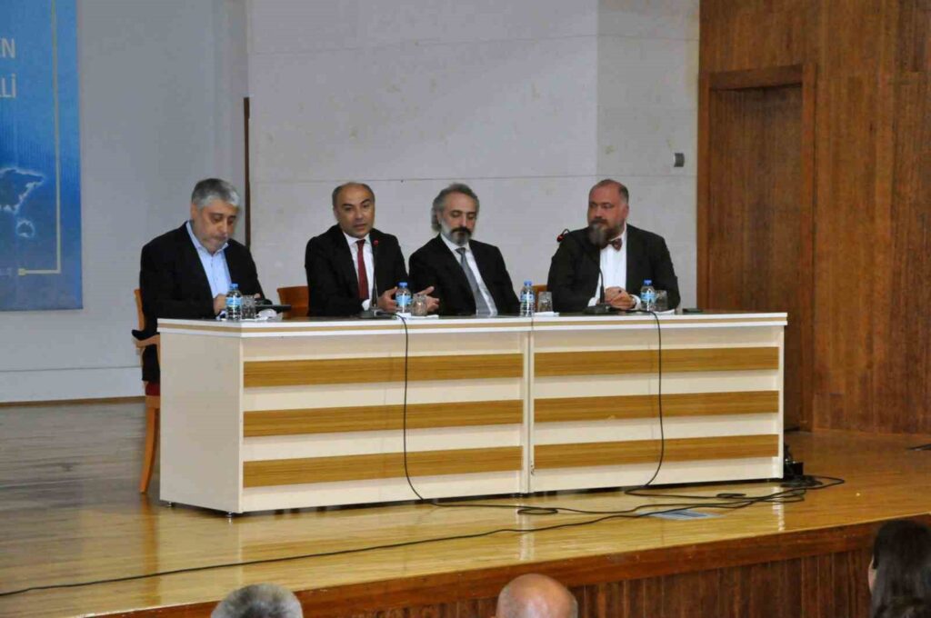 Gazeteci̇ Özer: “Doğru Bi̇lgi̇ Barışa, Yalan Bi̇lgi̇ Toplumu Savaşa Yaklaştırır”