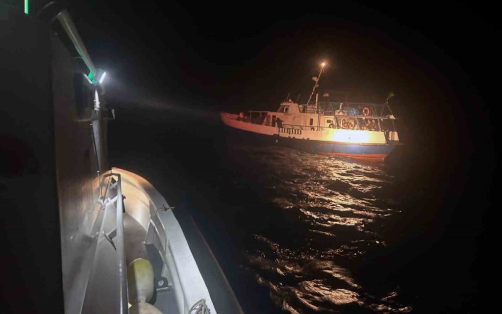 Göçmen Kaçakçıları Özel Tekne İle Kaçarken Yakalandı