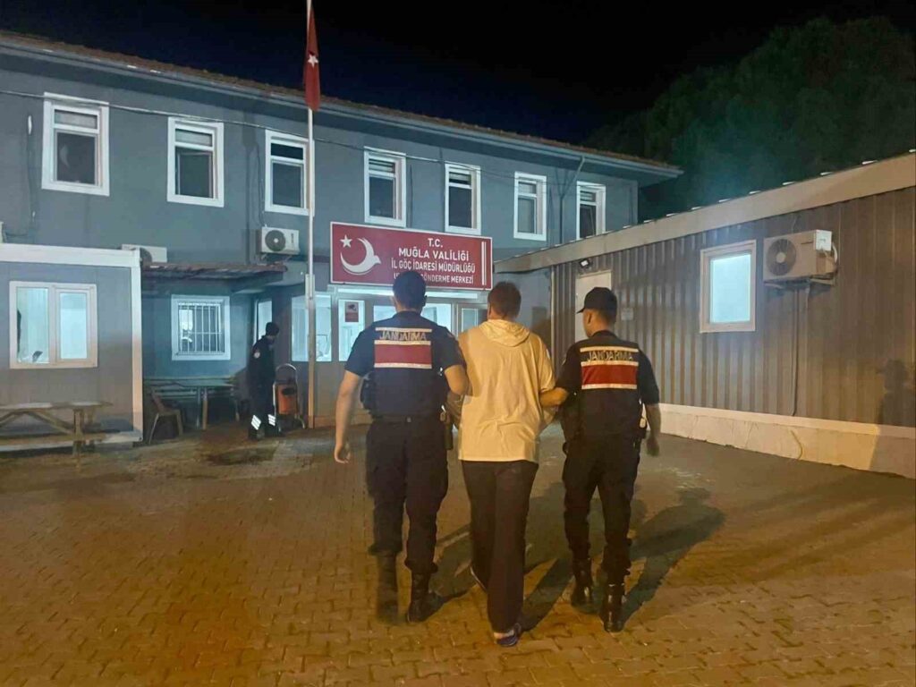 İnterpol Tarafından Aranan Şüpheli̇ Yakalandı